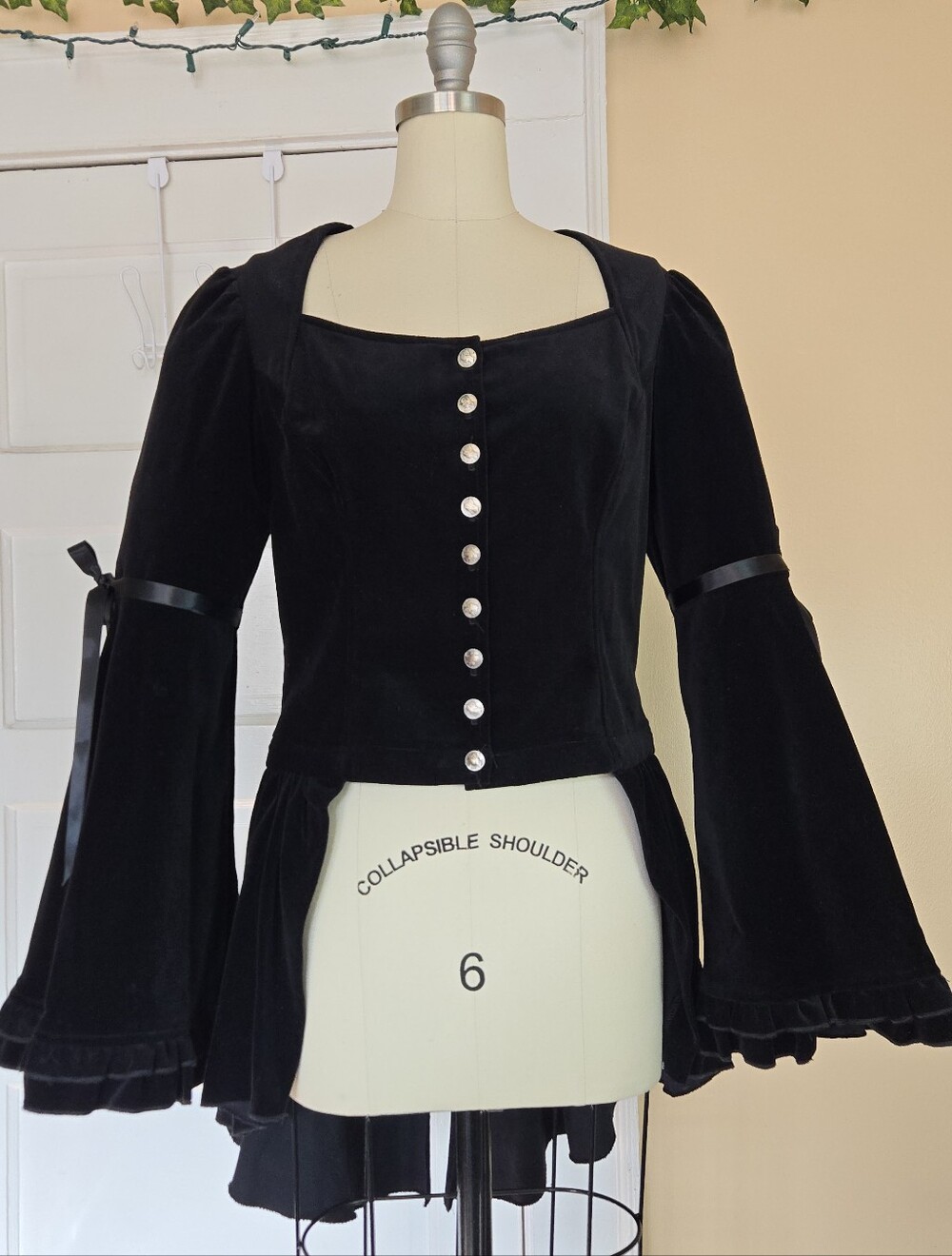 Shrine of Hollywood black velvet goth steampunk tailcoat bell sleeve peplum - Picture 15 of 16
